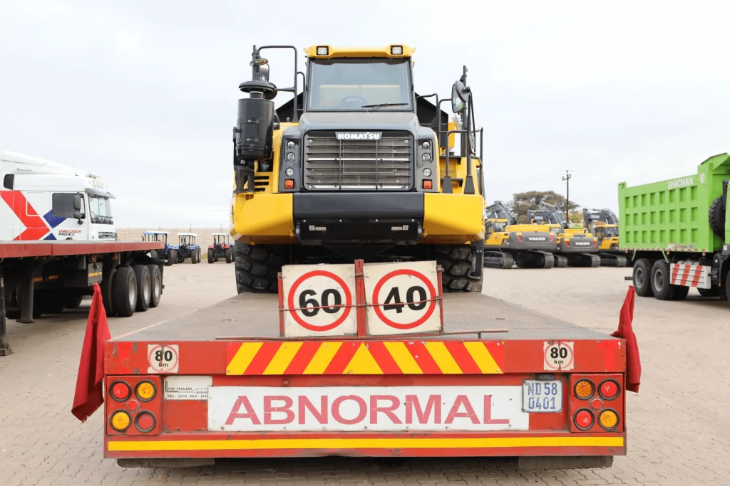 Engin lourd sur porteur, convoi hors gabarit