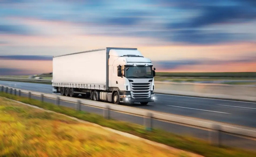 Semi-remorque blanche sur autoroute