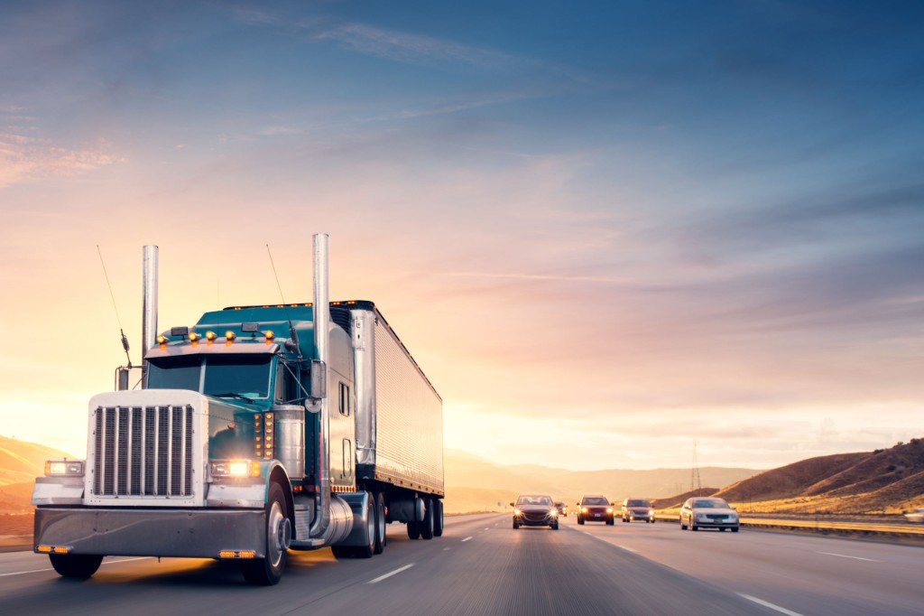 Tracteur routier en circulation sur autoroute